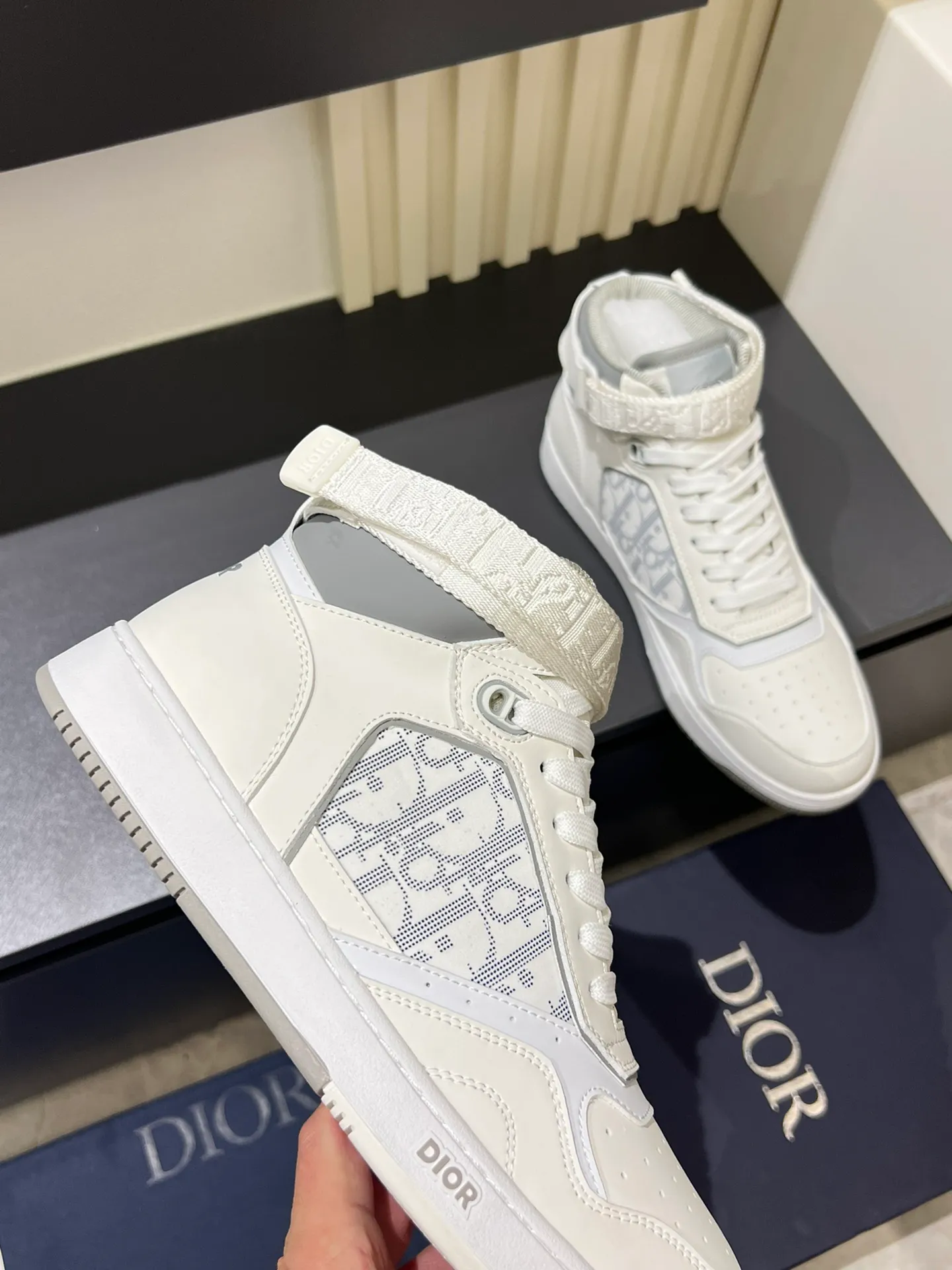 Men's shoes 💰p460 "Dio*" mid-top B27 casual sneakers. This B27 high-top sneaker is a new product in the series and continues Di*r's classic style. Crafted from gray and white smooth calf leather with beige and black Oblique print panels on the sides. The "CD Icon" shaped shoelace eyelets are clever and delicate, and the two-color rubber sole, rear collar and heel are all equipped with the brand's iconic details to enhance the style. Oblique printed straps at the ankle allow for an adjustable fit to complement the overall design. Fashionable and versatile, it can complement any look. Create an exquisite design with unique dynamic vitality and modern atmosphere, presented in low-top and high-top styles. This new must-have shoe adds a new dimension to Dior's archive heritage, embodying modern elegance. Purchase the original version and make it 1:1. If you need top quality, please come to me! Male 38-44!